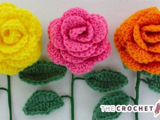 Crocheted Rose Bouquet || thecrochetspace.com