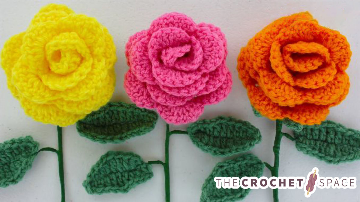Crocheted Rose Bouquet || thecrochetspace.com