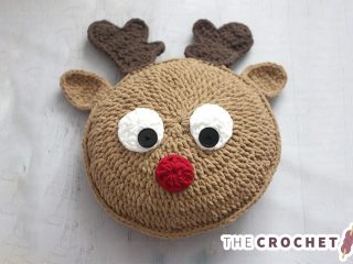 Crocheted Rudolph Pillow || thecrochetspace.com