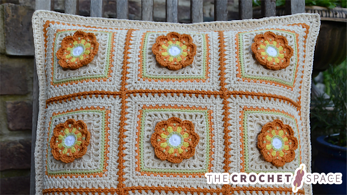 crocheted scrappy granny flower square || editor