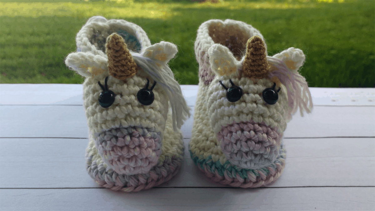 crocheted unicorn baby booties || https://thecrochetspace.com