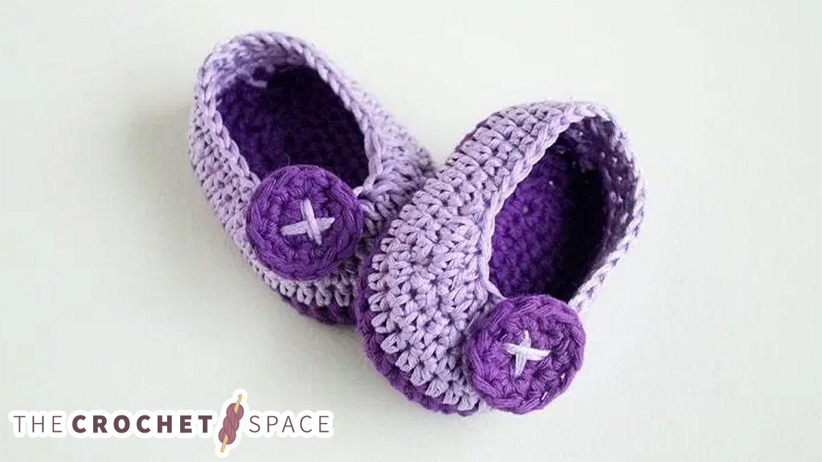 Crocheted Violet Baby Booties || thecrochetspace.com