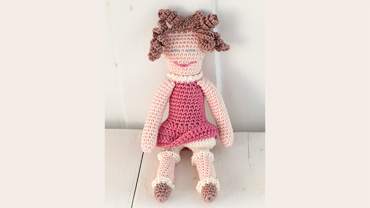 cuddlesome crocheted dolls || editor