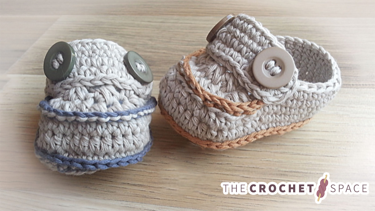 Cute Crocheted Baby Moccasins || thecrochetspace.com