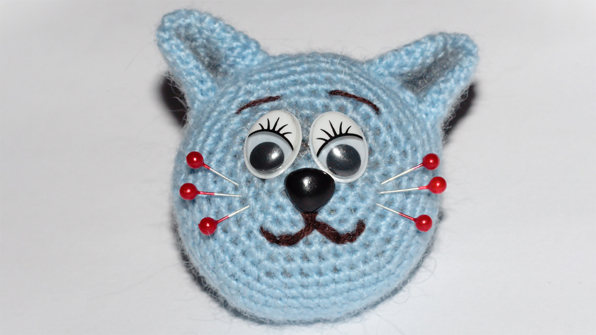 cute crocheted cat pin cushion || editor