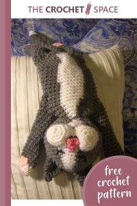 cute crocheted laid-back cat || editor