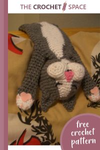 cute crocheted laid-back cat || editor