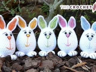 Cute Little Crocheted Easter Bunnies || thecrochetspace.com