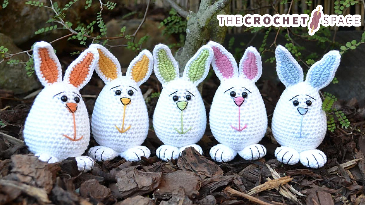 Cute Little Crocheted Easter Bunnies || thecrochetspace.com