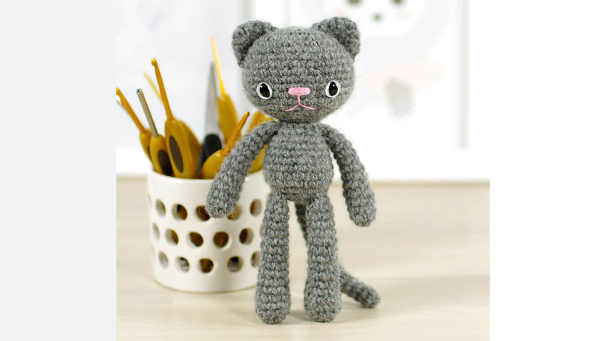 cute long-legged crochet cat || editor
