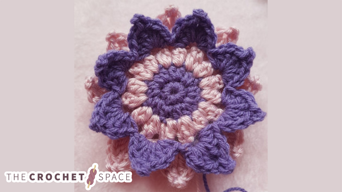 dahlia crocheted flower motif || https://thecrochetspace.com
