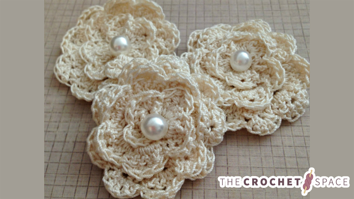 Dainty Crochet Flower Embellishment || thecrochetspace.com
