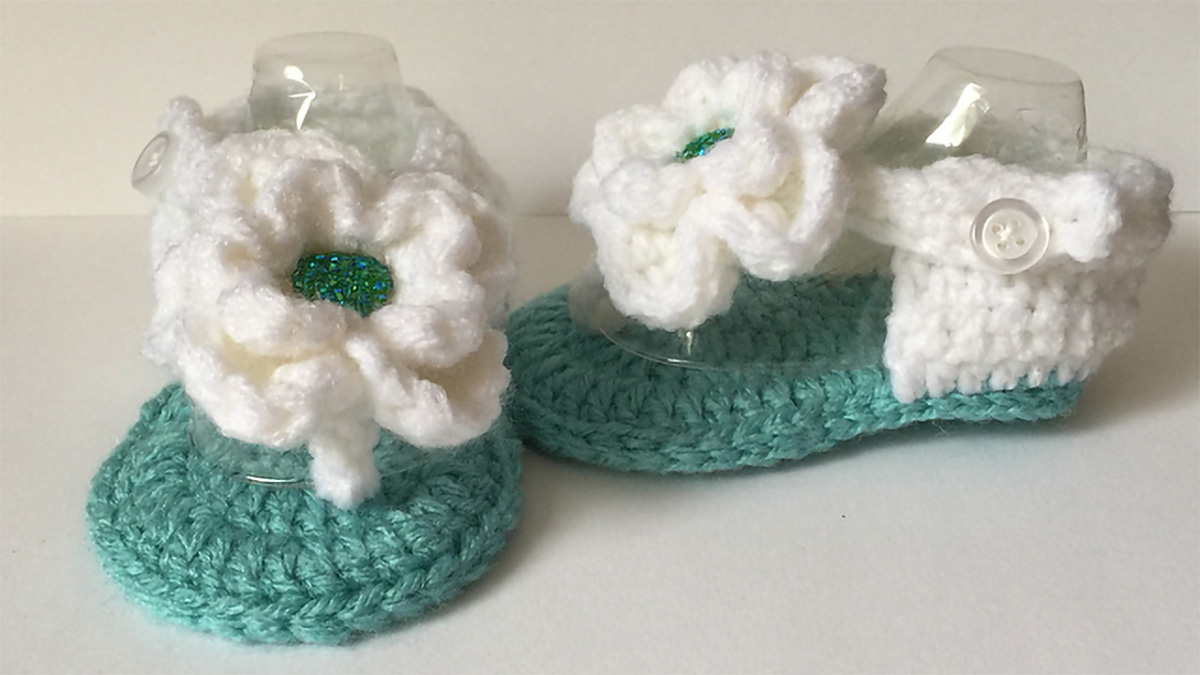 dainty flower crocheted sandals || editor