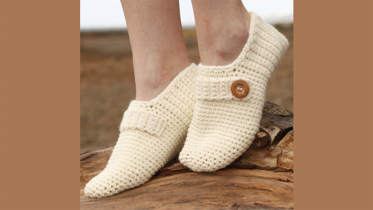 dainty nelle crocheted slippers || https://thecrochetspace.com