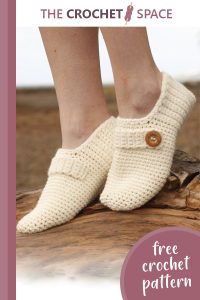 dainty nelle crocheted slippers || https://thecrochetspace.com