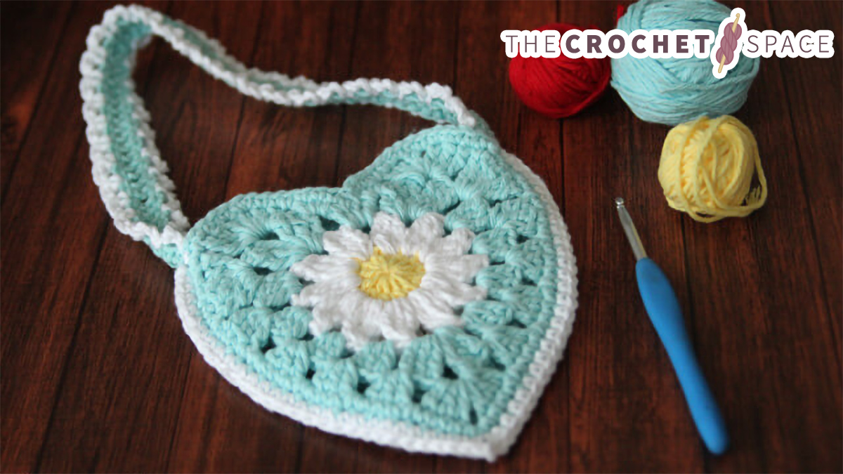 Daisy Heart Crochet Bag || thecrochetspace.com