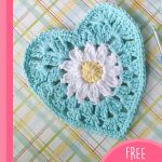 Daisy Heart Crochet Bag. One granny heart with a daisy in the center || thecrochetspace.com
