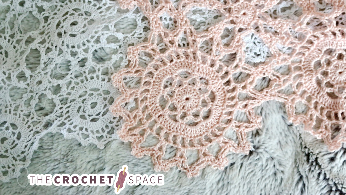 Delicate Dinky Crochet Doilies || thecrochetspace.com