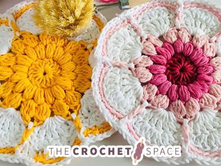 Delightful Crochet Daisy Dishcloth || thecrochetspace.com