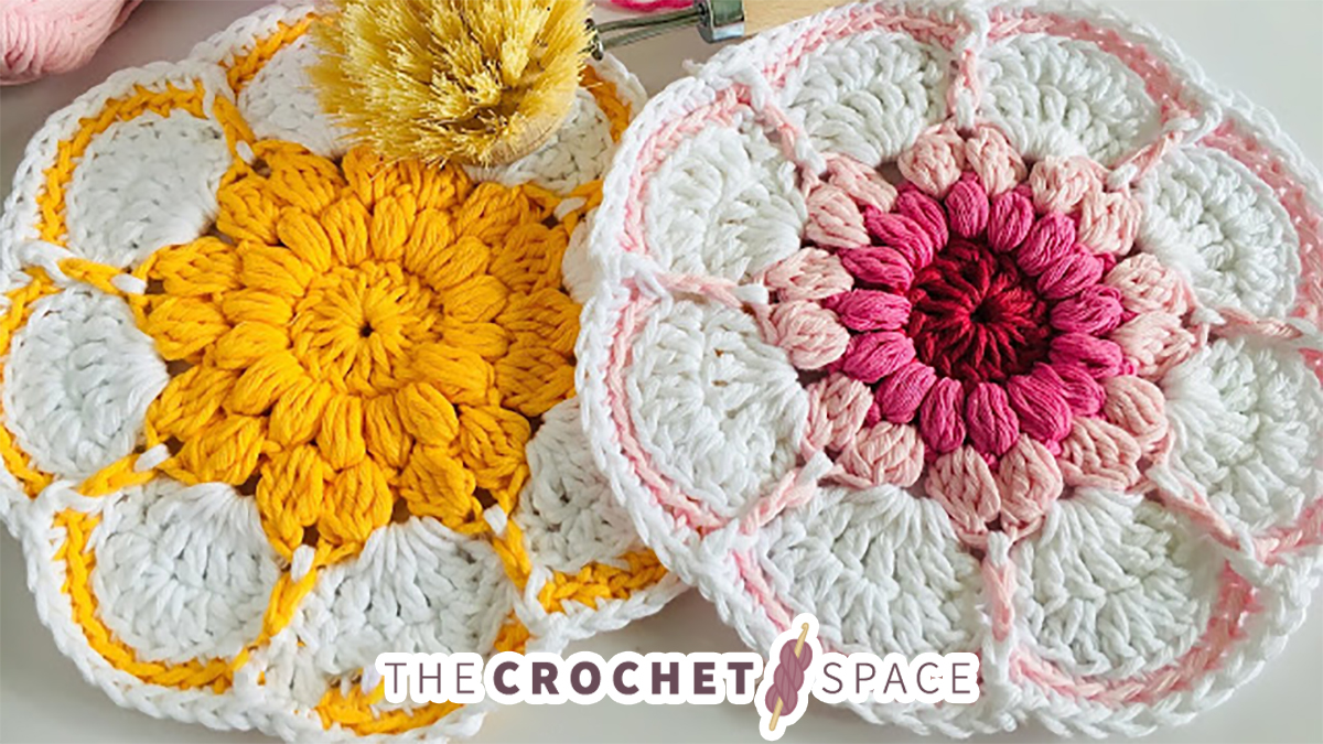 Delightful Crochet Daisy Dishcloth || thecrochetspace.com