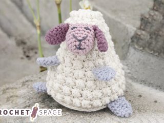 Delightful Crocheted Easter Lamb || thecrochetspace.com