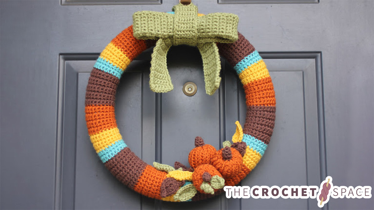 Delightful Crocheted Fall Wreath || thecrochetspace.com