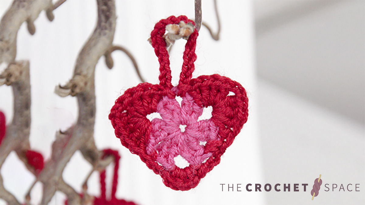 Delightful Crocheted Hanging Hearts || thecrochetspace.com