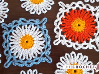 Dahlia Crochet Granny Square || thecrochetspace.com