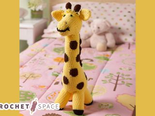 Dotted Crochet Giraffe Toy || thecrochetspace.com