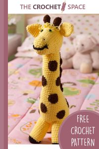 dotted crochet giraffe toy || editor
