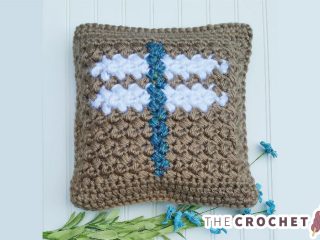 Dragonfly Textured Crochet Pillow || thecrochetspace.com