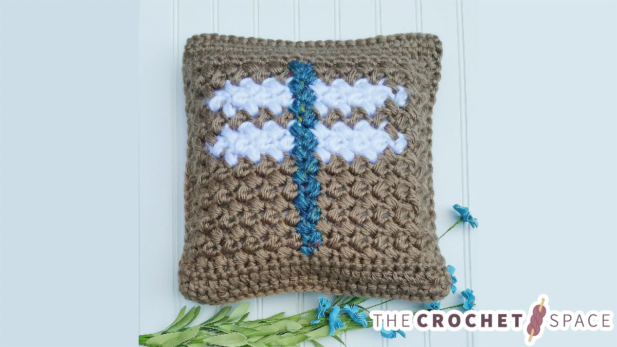 Dragonfly Textured Crochet Pillow || thecrochetspace.com