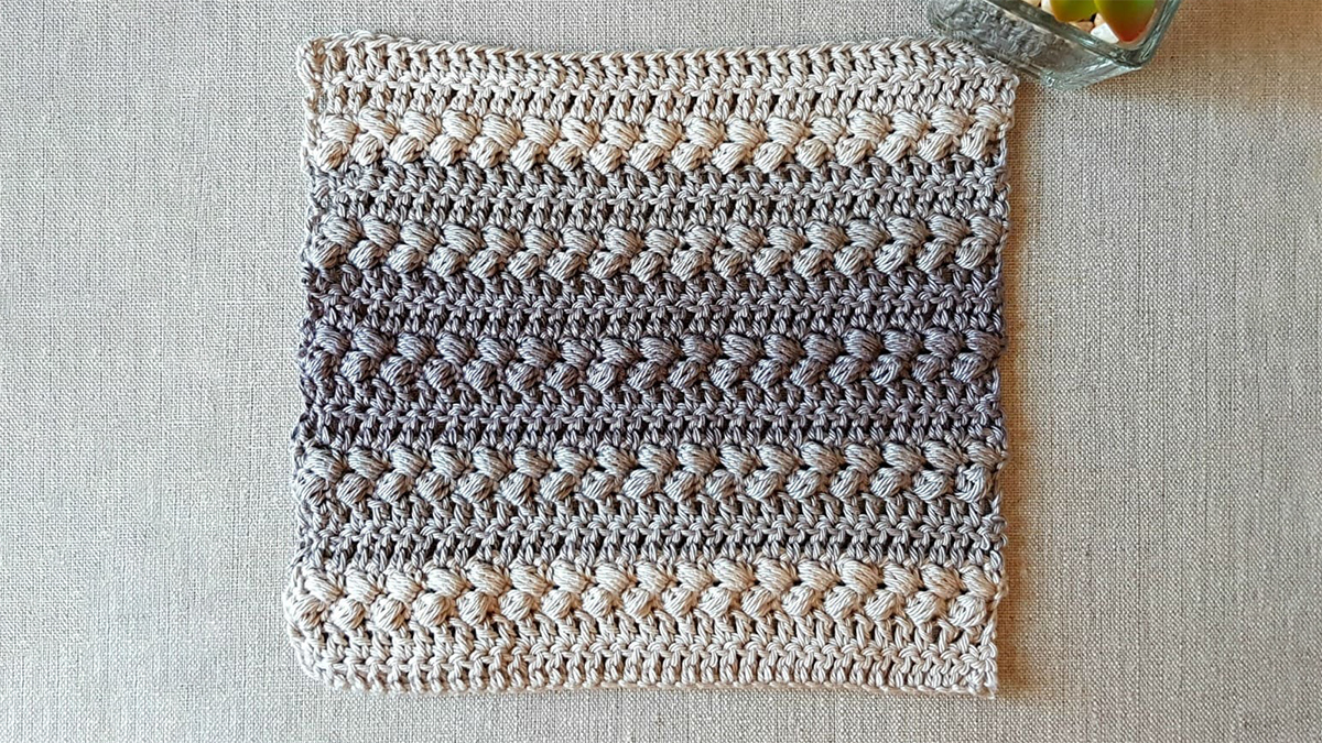 Easily Elegant Crochet Washcloth || thecrochetspace.com
