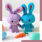 Travelling Amigurumi Rabbit Family. Two mini bunnies crafted in different colors with a carrot placed between them || thecrochetspace.com
