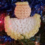 Easy Angel Crochet Ornament. Backdrop tree tinsel || thecrochetspace.com