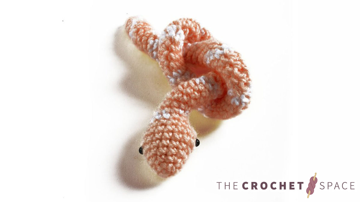 Easy Baby Crochet Snake || thecrochetspace.com