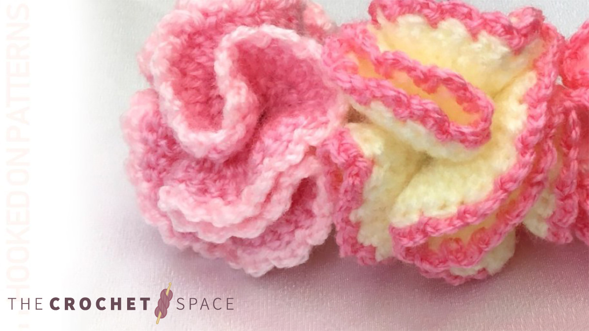 Easy Crochet Carnation Flowers || thecrochetspace.com