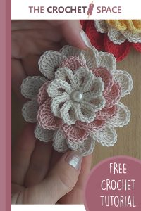 easy crochet deco flower || https://thecrochetspace.com