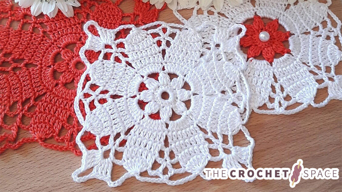 Easy Crochet Flower Square || thecrochetspace.com