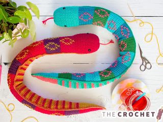 Easy Crochet Hissing Snakes || thecrochetspace.com