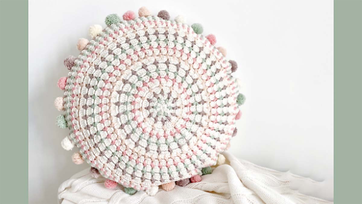 Easy Crochet Mandala Pillow || thecrochetspace.com