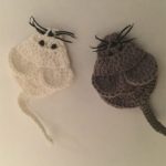 Easy Crochet Mouse Applique. two mice, 1x white, 1x grey || thecrochetspace.com