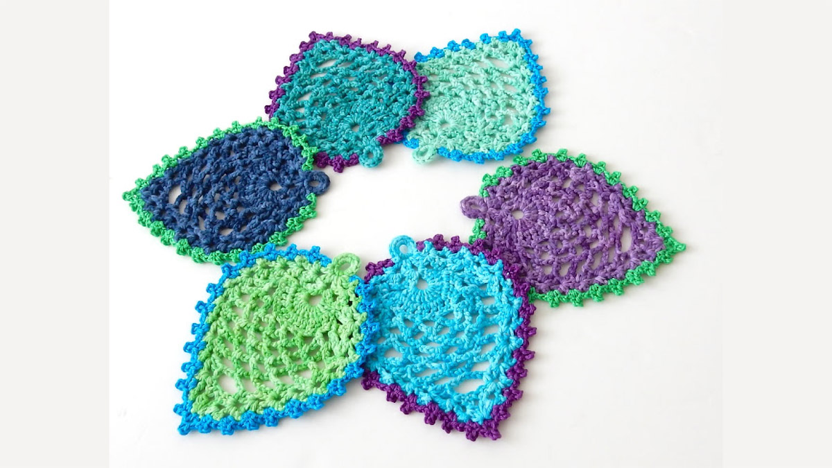 Easy Crochet Peacock Coasters || thecrochetspace.com
