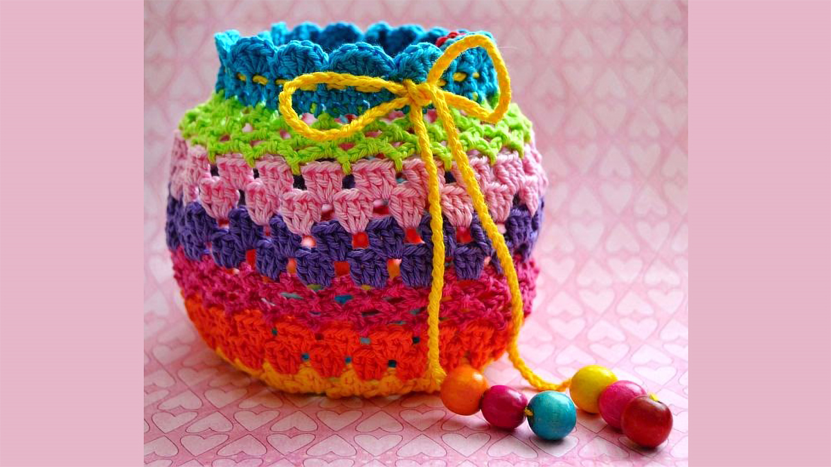 Easy Crochet Rainbow Bag || thecrochetspace.com
