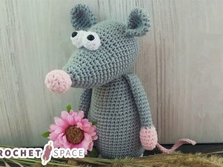 Easy Crochet Ronny Rat || thecrochetspace.com
