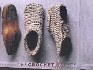 Easy Crochet Slipper Shoes || thecrochetspace.com