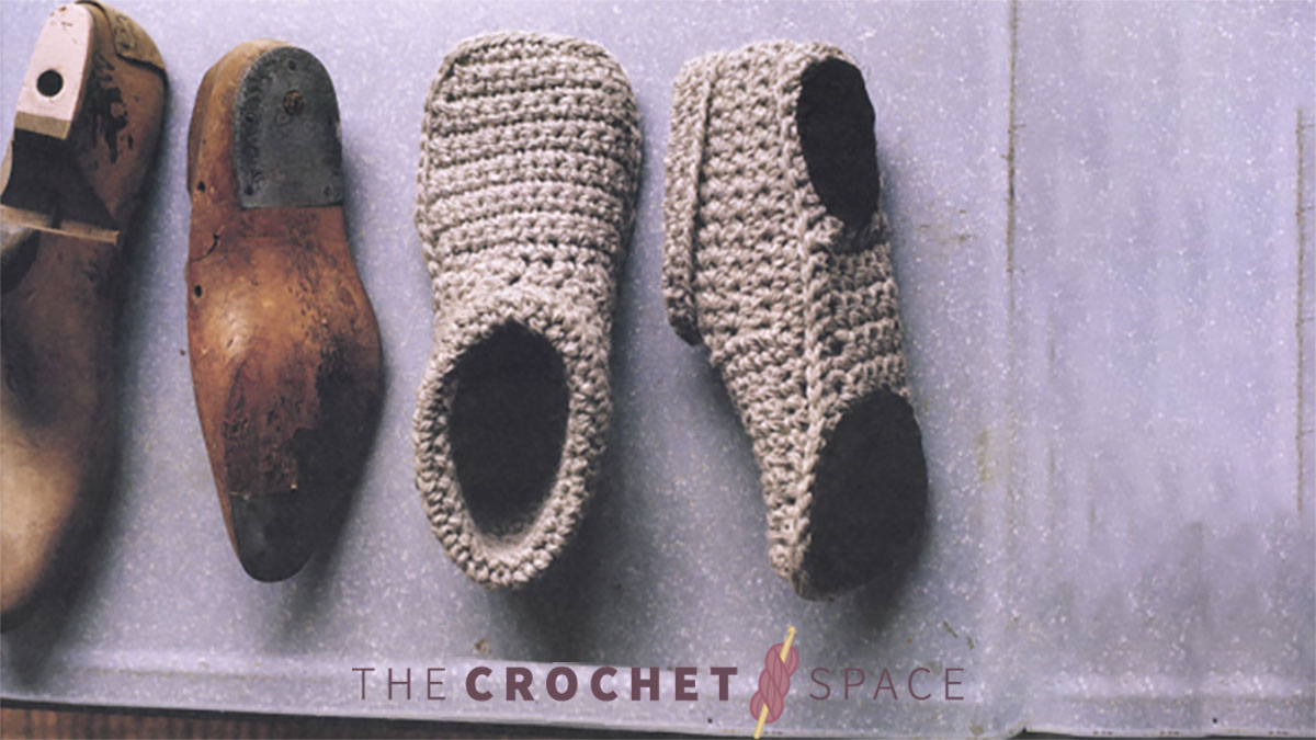 Easy Crochet Slipper Shoes || thecrochetspace.com