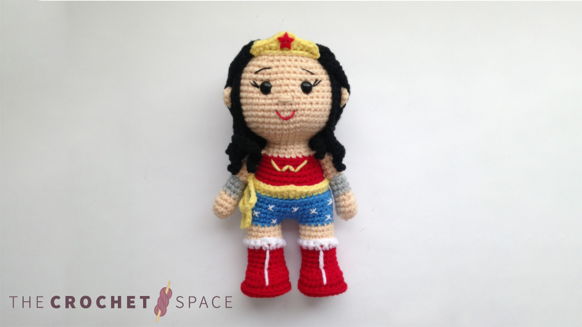 Easy Crochet Wonder-Woman Heroine || thecrochetspace.com