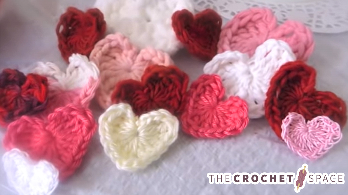 Easy Crocheted Mini Hearts || thecrochetspace.com