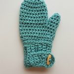 Easy Freedom Crochet Mittens. One single turquoise mitten, with cuff and toggle || thecrochetspace.om